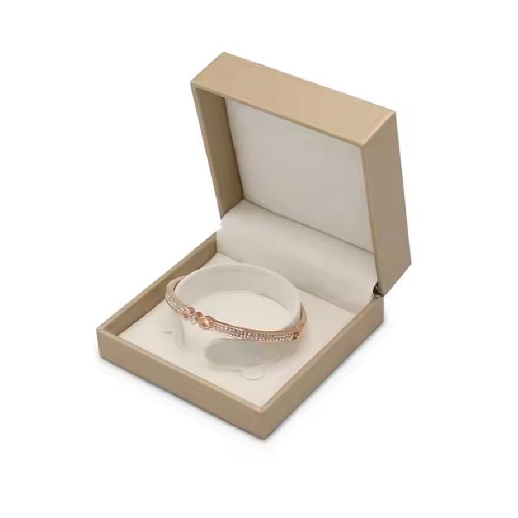 กล่องเครื่องประดับสร้อยข้อมือหนัง PU สีทอง ขนาด 9.1*8.8*3.9 cm. 