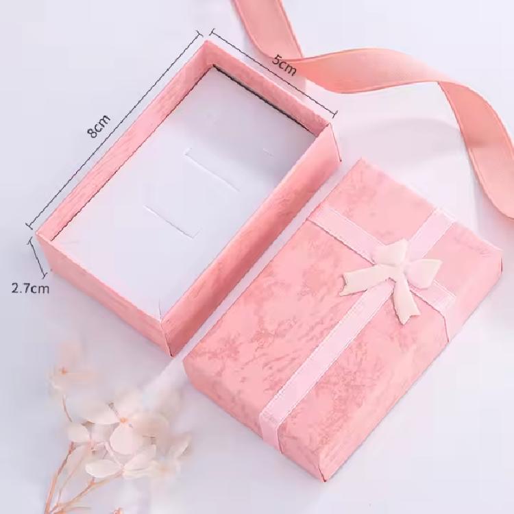 กล่องของขวัญดีไซน์เรียบง่าย พร้อมริบบิ้นผูกโบว์ กระดาษ 5*8*3 cm 