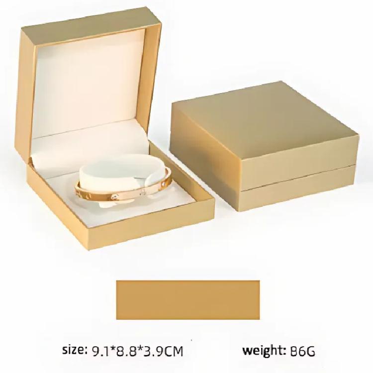 กล่องเครื่องประดับสร้อยข้อมือหนัง PU สีทอง ขนาด 9.1*8.8*3.9 cm.