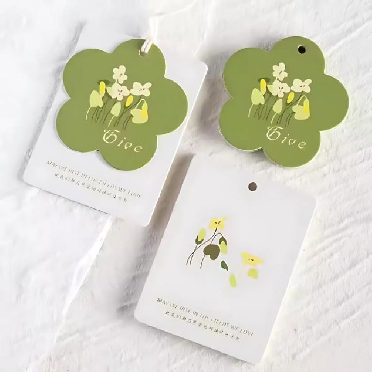 ป้ายห้อยสินค้า1เซ็ทมี2ใบ ป้ายใหญ่สีขาวป้ายเล็กเป็นรูปทรง พิมพ์โลโก้กำหนดเอง 