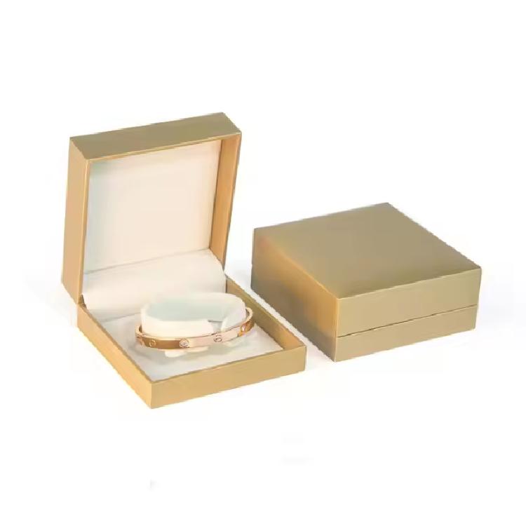 กล่องเครื่องประดับสร้อยข้อมือหนัง PU สีทอง ขนาด 9.1*8.8*3.9 cm.