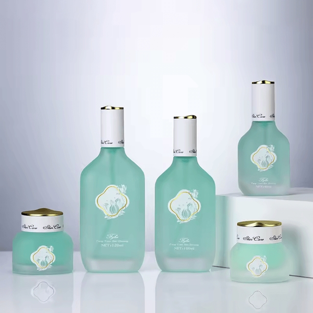 ชุดขวดแก้วเครื่องสำอาง แบบแบน 40 ml/100 ml/120 ml และกระปุกตลับครีม 30ml/50ml สีขาวทอง