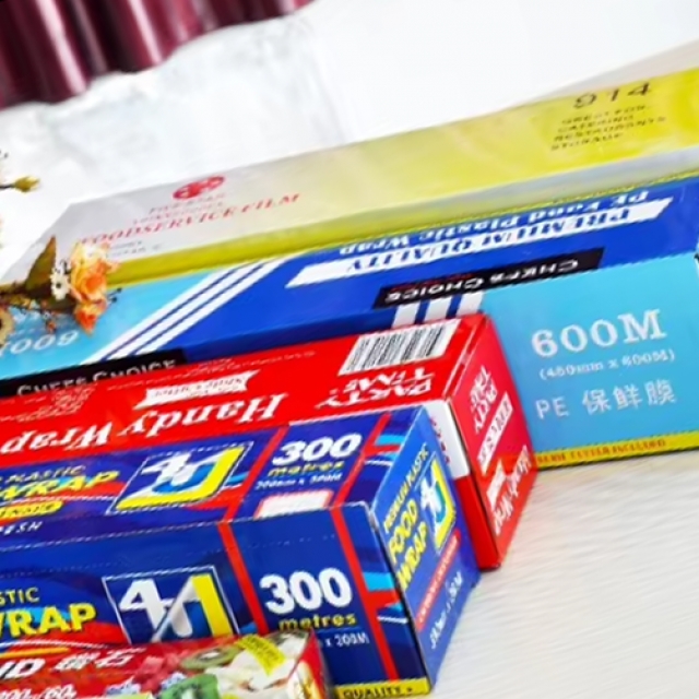 ฟิล์มยืดหุ้มห่ออาหาร ฟิล์มถนอนอาหาร มีมีดตัดฟิล์มสไลด์ในตัว 45ซม. x 60เมตร x 10ไมครอน