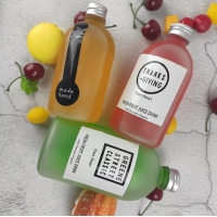 ขวดแก้วทรงกลมปากขวดเล็ก ฝาเกลียวล็อคสีเงิน ขวดสำหรับเครื่องดื่มขนาด 500 ml พิมพ์โลโก้กำหนดเอง 